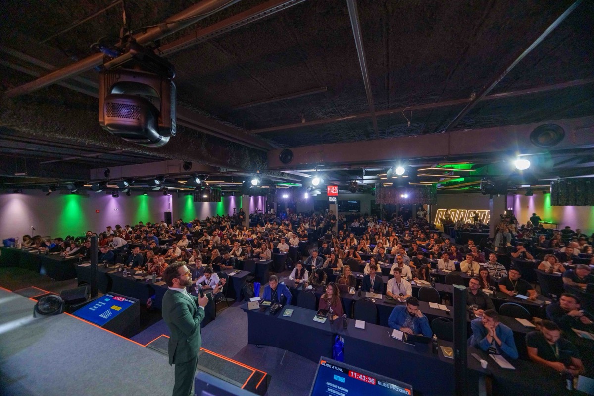 Vista do palco para a plateia lotada